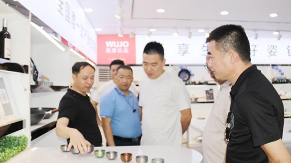 Lãnh đạo Tập đoàn Yixuan đến thăm Cô
